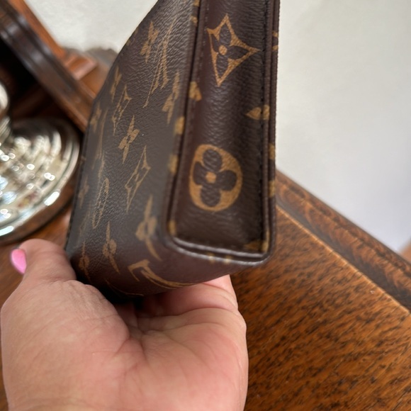 Authentic Monogram Toiletry Pouch on chain insert. Microchipped! Toiletry 15 - Picture 9 of 17